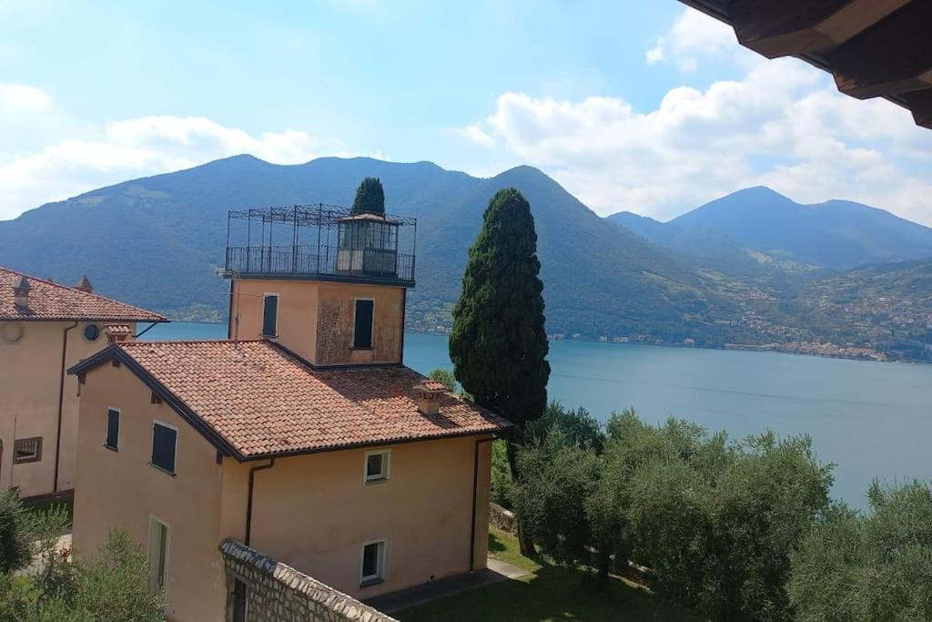 La Corte Del Cigno Monte Isola Bagian luar foto